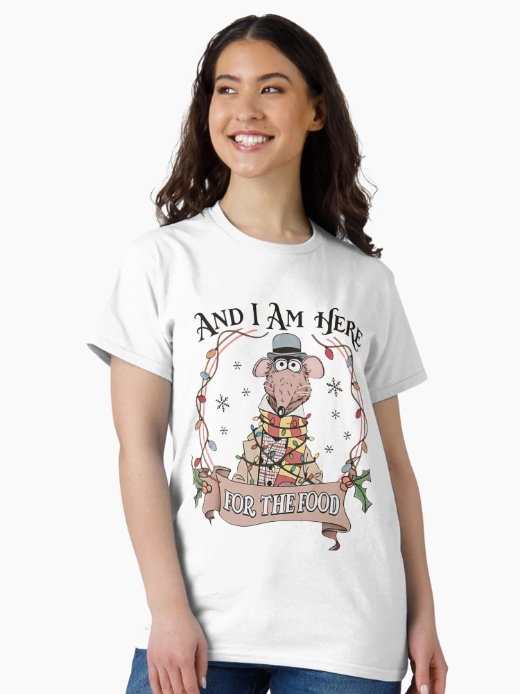 Aperçu 3 sur 7. T-shirt classique avec l'œuvre Je suis là pour raconter l'histoire, pour la nourriture, les tenues de Noël assorties pour les couples créée et vendue par johnfitz-tee.