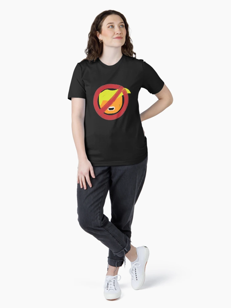 Aperçu 4 sur 7. T-shirt essentiel avec l'œuvre Pas de Trump créée et vendue par leftpointshirts.
