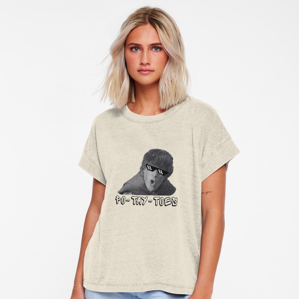Aperçu de l'œuvre T-shirt décontracté créée et vendue par RollForDesignCo.