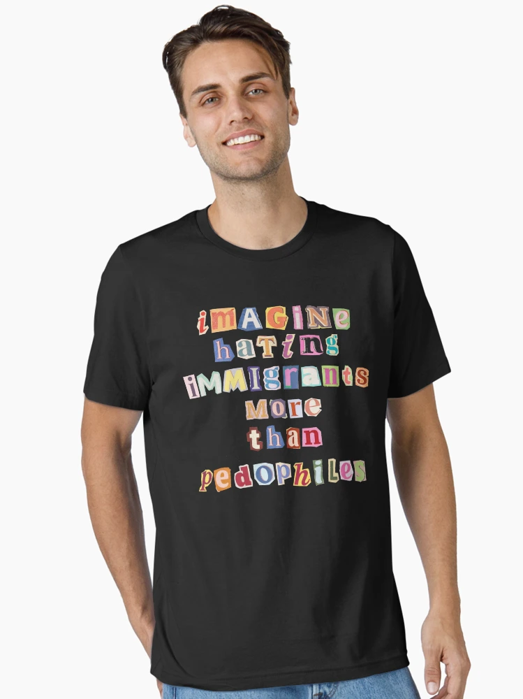 Aperçu 2 sur 7. T-shirt essentiel avec l'œuvre Imaginez la haine envers les immigrants, abolissons l'ICE, Anti-ICE, protégeons les immigrants, Chinga La Migra, manifestation libérale du FDT créée et vendue par Starry Night Creative Art.