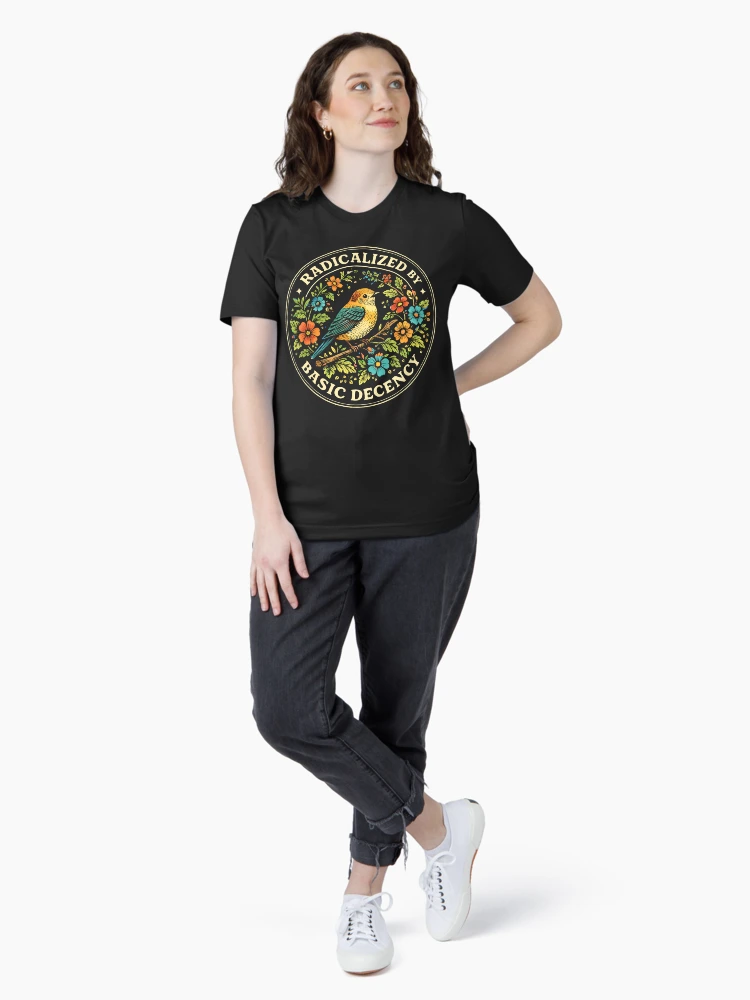 Aperçu 4 sur 7. T-shirt essentiel avec l'œuvre radicalisé par la décence élémentaire créée et vendue par will freed18.