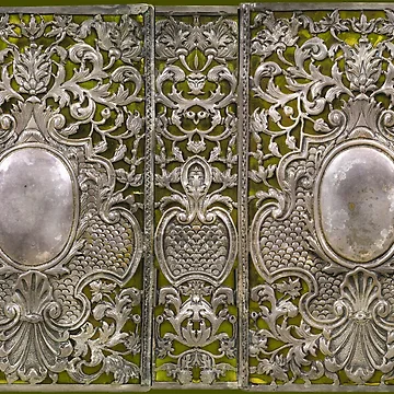 Imagen de la obra Cubierta de libro antiguo de plata y terciopelo, Países Bajos c1705 de Classical Weasel
