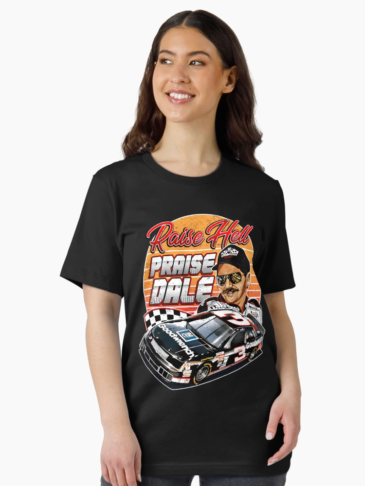 Imagen 3 de 7, Camiseta esencial con la obra Dale Earnhardt arma un escándalo, alabado sea Dale Earnhardt, diseñada y vendida por gundix.