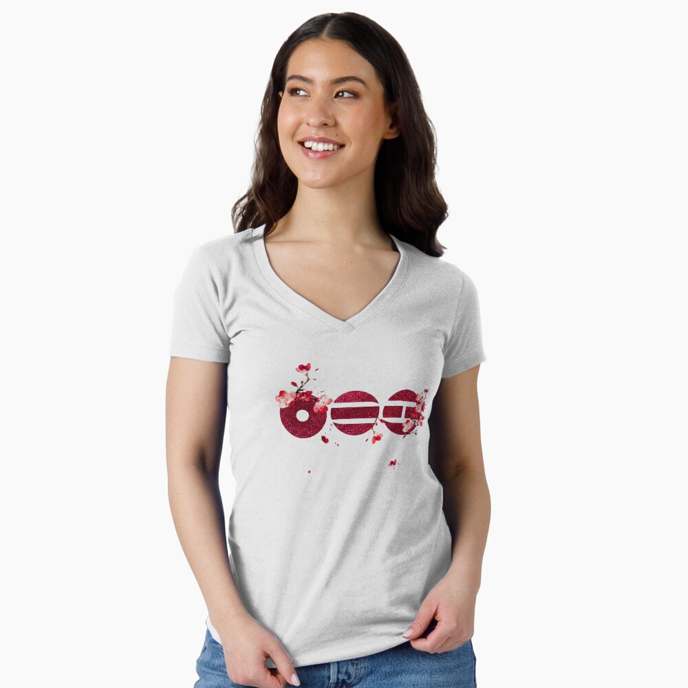 Vista previa del artículo con la obra «Camiseta entallada de cuello en V», diseñado y vendido por Blanca1shop.