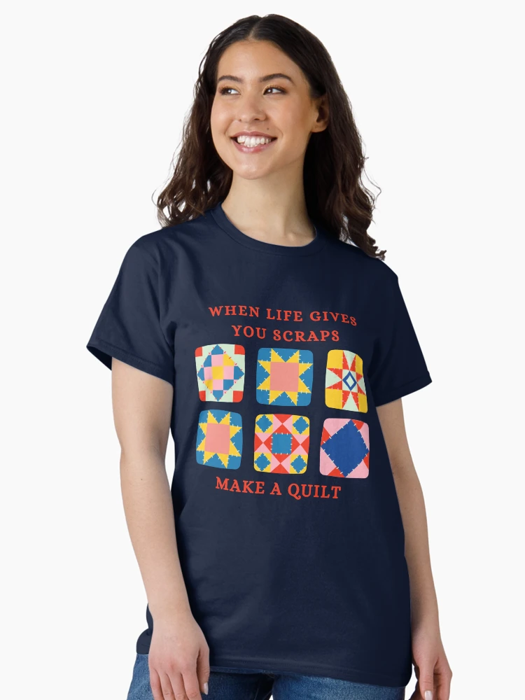 Imagen 3 de 7, Camiseta clásica con la obra Cuando la vida te da sobras, haz una colcha - Funny Quilter, diseñada y vendida por Wiss2Arts.