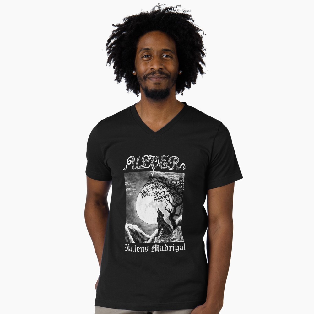Vista previa del artículo con la obra «Camiseta de cuello en V», diseñado y vendido por morbidmetal.