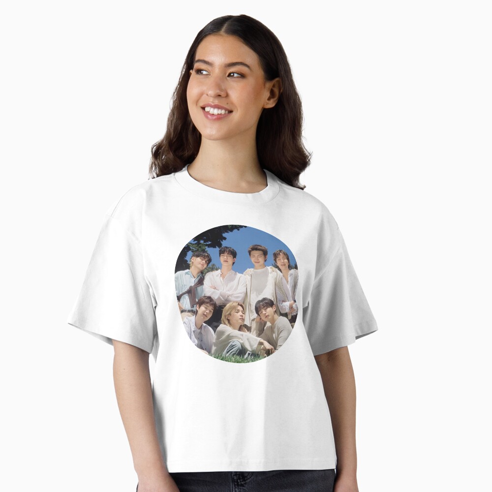Aperçu de l'œuvre T-shirt boxy créée et vendue par Baby blue.