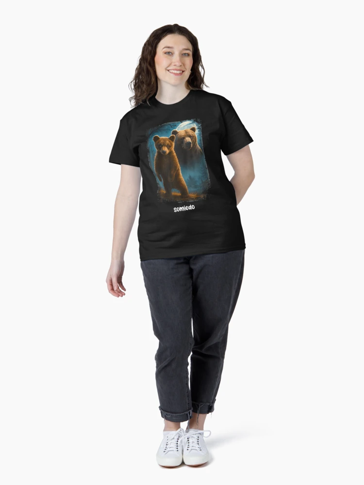 Aperçu 4 sur 7. T-shirt classique avec l'œuvre Somiedo Bear, ours drôle et amoureux des animaux créée et vendue par JamesCrArt.