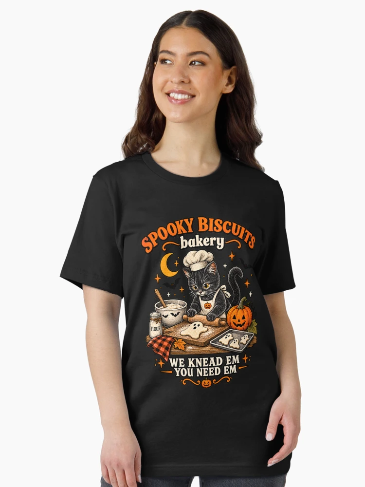 Aperçu 3 sur 7. T-shirt essentiel avec l'œuvre Chat de la boulangerie Spooky Biscuits – Chat noir mignon qui pâtisse pour Halloween créée et vendue par will freed18.