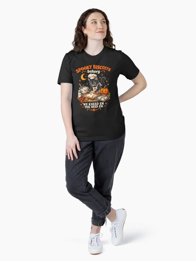 Aperçu 4 sur 7. T-shirt essentiel avec l'œuvre Chat de la boulangerie Spooky Biscuits – Chat noir mignon qui pâtisse pour Halloween créée et vendue par will freed18.