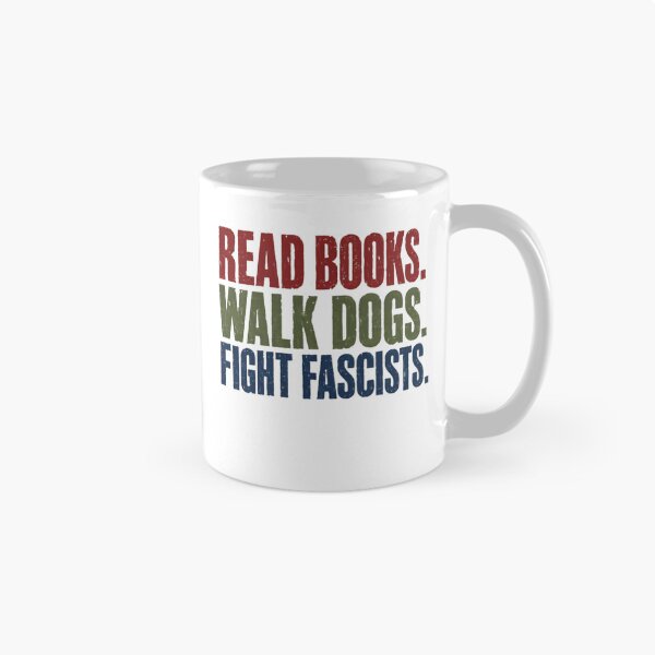 Aperçu de l'œuvre Lire des livres. Promener des chiens. Combattre les fascistes. Militant antifasciste créée et vendue par HumansStuck12.