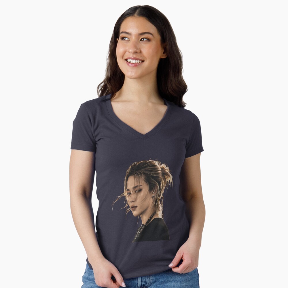 Vista previa del artículo con la obra «Camiseta entallada de cuello en V», diseñado y vendido por ManggaeJM.