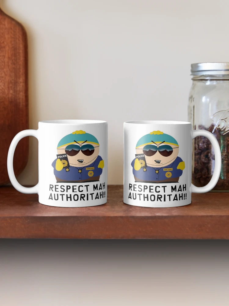 Aperçu 2 sur 6. Mug à café avec l'œuvre Cartman Respecte mon autorité de flic créée et vendue par Encolabrationsh.