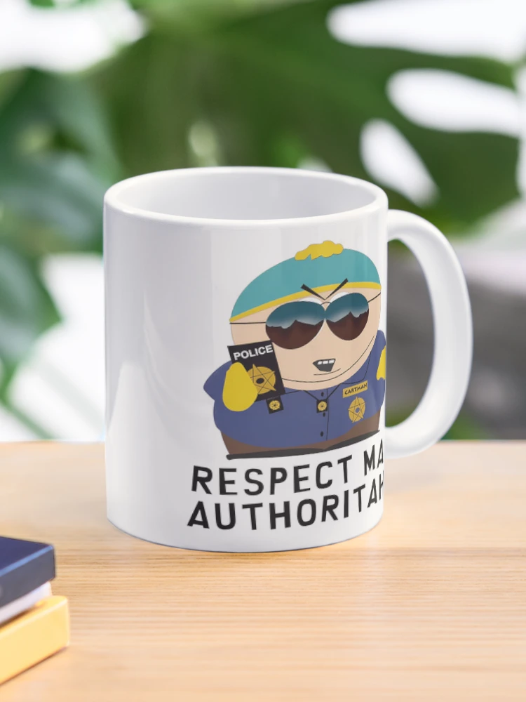 Aperçu 1 sur 6. Mug à café avec l'œuvre Cartman Respecte mon autorité de flic créée et vendue par Encolabrationsh.