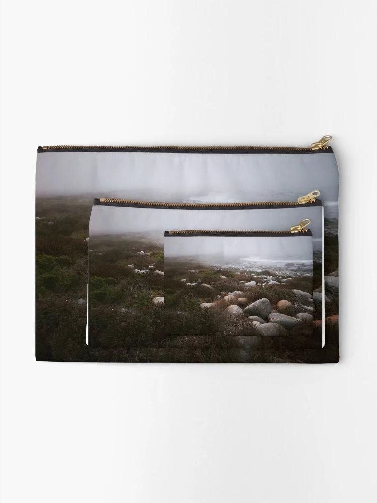 Imagen 2 de 4, Bolsos de mano con la obra Crepúsculo melancólico sobre la costa rocosa, diseñada y vendida por hanlahav.