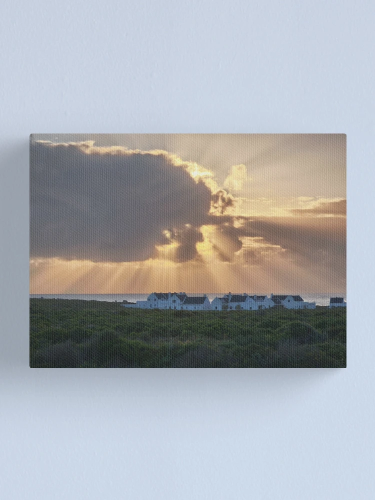 Imagen 1 de 3, Lienzo con la obra Espectaculares rayos de sol al atardecer sobre casas de campo costeras., diseñada y vendida por hanlahav.