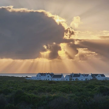 Imagen de la obra Espectaculares rayos de sol al atardecer sobre casas de campo costeras. de hanlahav
