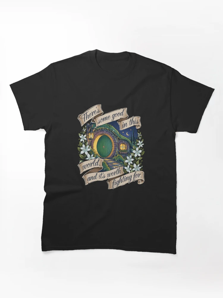 Aperçu 1 sur 7. T-shirt classique avec l'œuvre Il y a de bons trous de hobbit créée et vendue par Emilykerryart.