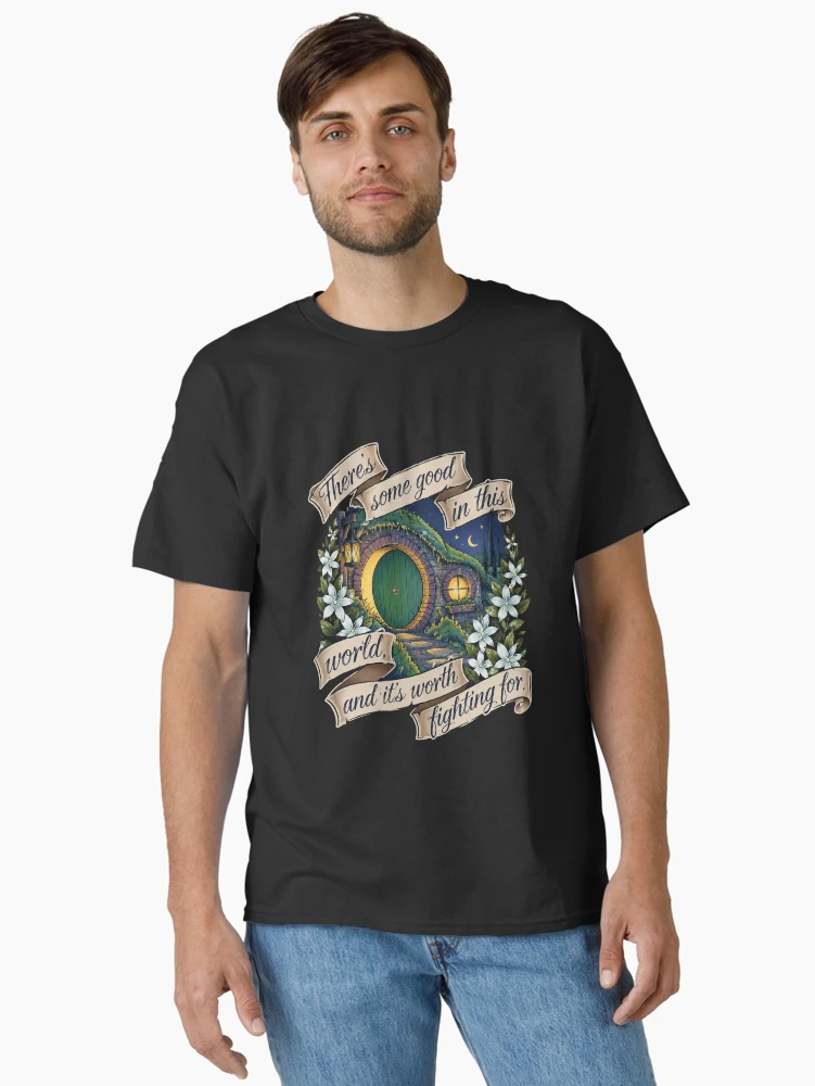Aperçu 2 sur 7. T-shirt classique avec l'œuvre Il y a de bons trous de hobbit créée et vendue par Emilykerryart.