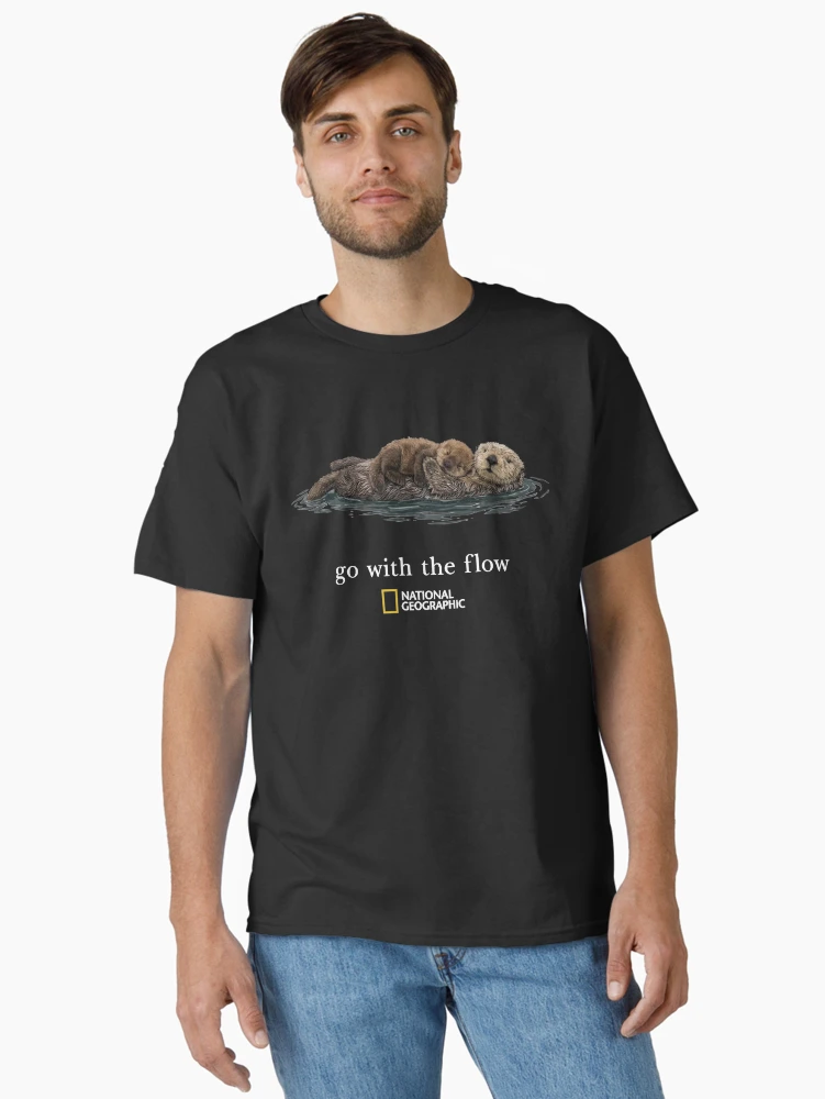Thumbnail 2 von 7, Classic T-Shirt, National Geographic Otterfamilie – Mit dem Strom schwimmen – Niedliche Meeresnatur designt und verkauft von VelourEmber.