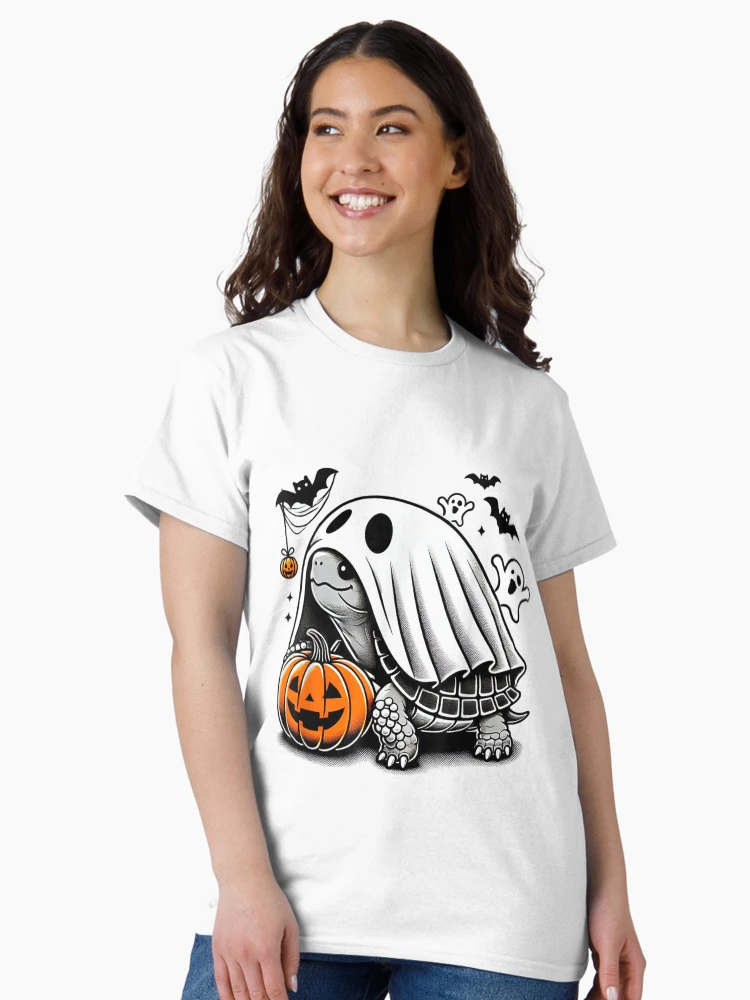Aperçu 3 sur 7. T-shirt classique avec l'œuvre Déguisement de tortue fantôme citrouille pour Halloween créée et vendue par Suzu Comena.