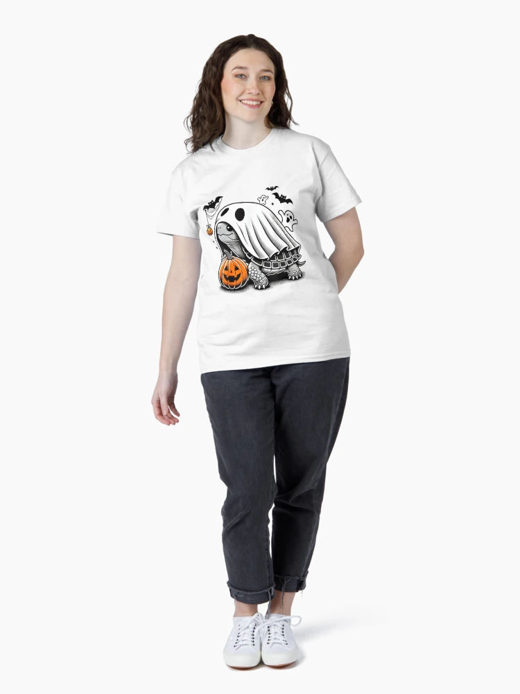 Aperçu 4 sur 7. T-shirt classique avec l'œuvre Déguisement de tortue fantôme citrouille pour Halloween créée et vendue par Suzu Comena.