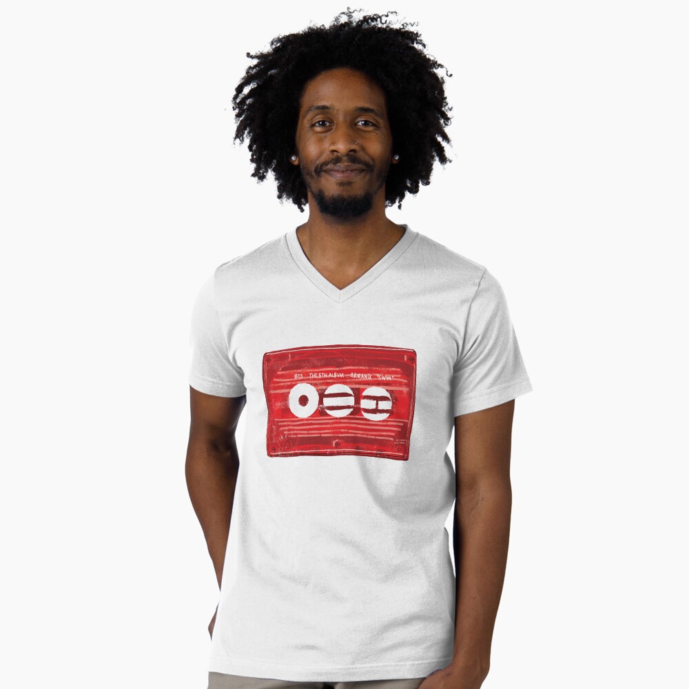 Vista previa del artículo con la obra «Camiseta de cuello en V», diseñado y vendido por LetsBoxThat.
