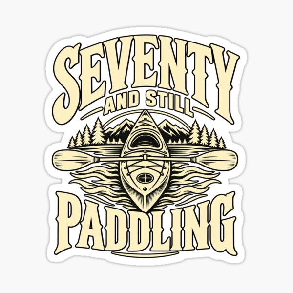 Aperçu de l'œuvre T-shirt humoristique pour un 70e anniversaire en kayak, passionné par les kayakistes seniors créée et vendue par Trendably.