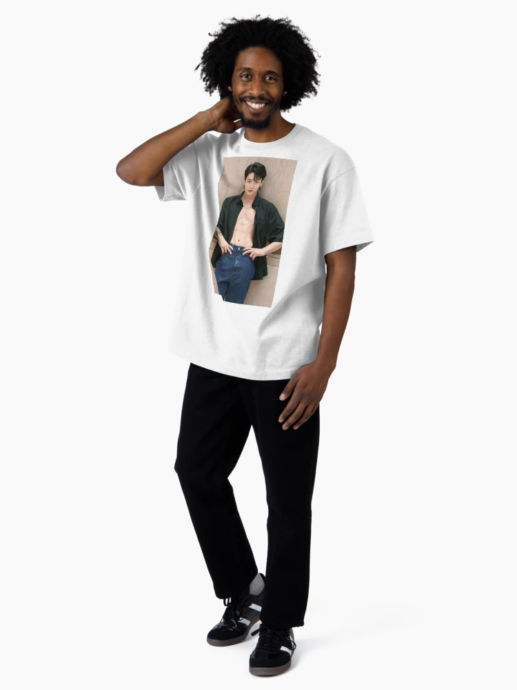 Imagen 4 de 7, Camiseta oversize con la obra Abdominales calientes de Jungkook BTS | Mercancía de Jungkook | Jungkook en vivo | Gira mundial de Arirang 2026, diseñada y vendida por TeenLake.
