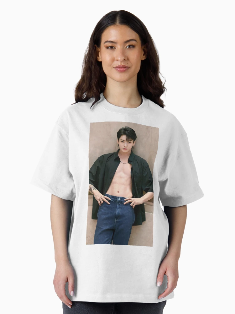 Imagen 3 de 7, Camiseta oversize con la obra Abdominales calientes de Jungkook BTS | Mercancía de Jungkook | Jungkook en vivo | Gira mundial de Arirang 2026, diseñada y vendida por TeenLake.