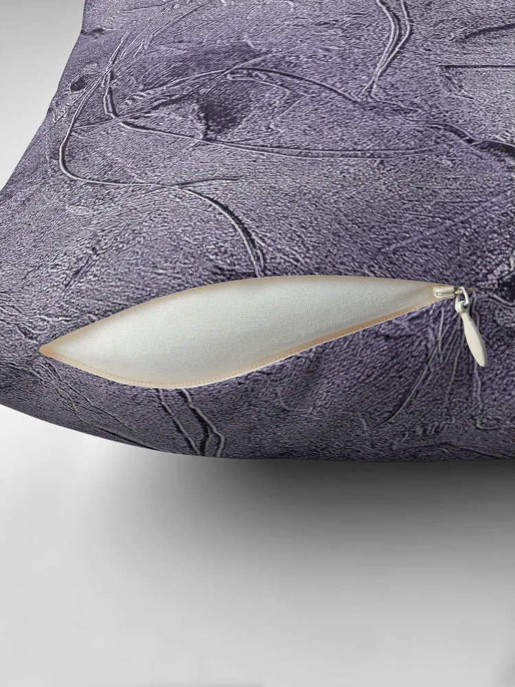 Aperçu 2 sur 4. Coussin avec l'œuvre Motif floral bohème violet créée et vendue par Artistestella.