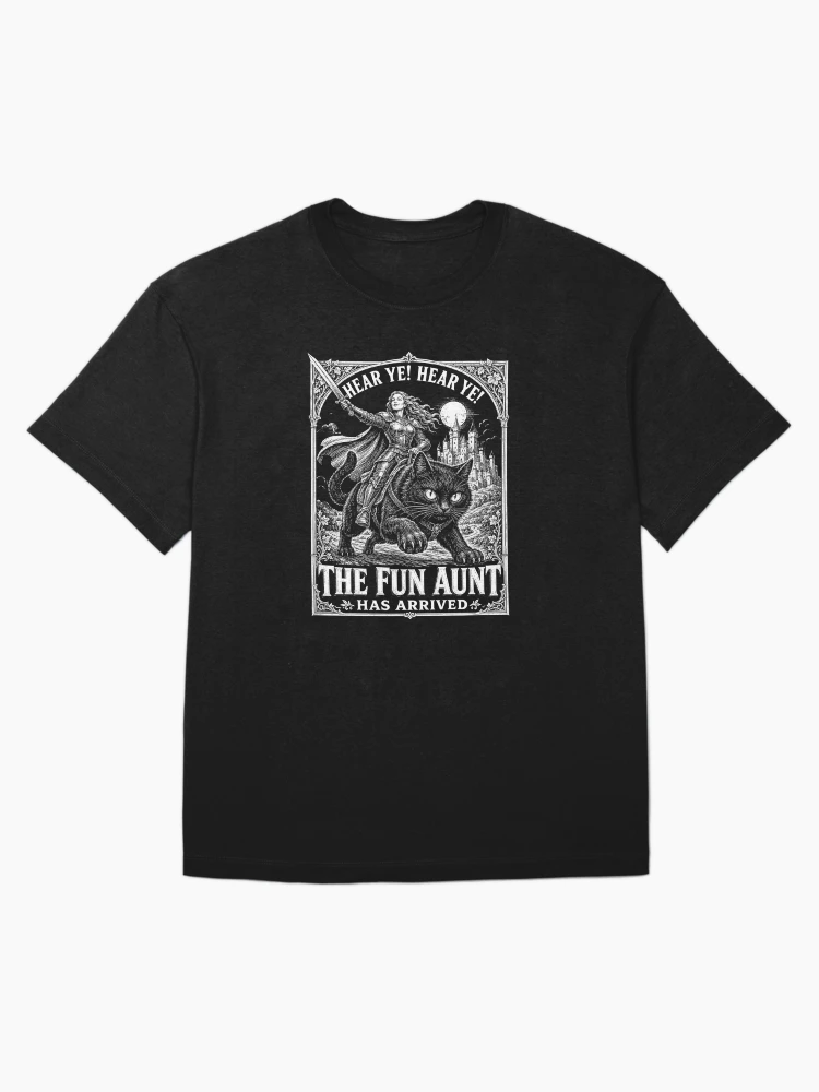 Aperçu 1 sur 7. T-shirt oversize avec l'œuvre Avis à tous ! Avis à tous ! La tante amusante est arrivée ! Guerrière Chat Noir créée et vendue par Abirtom.
