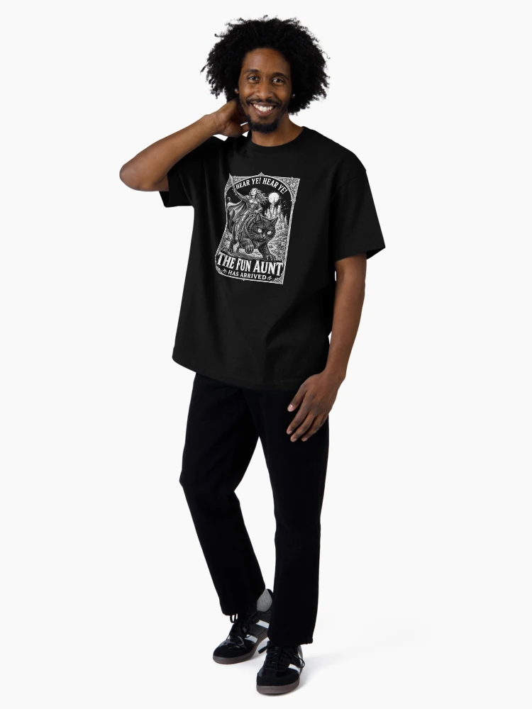 Aperçu 4 sur 7. T-shirt oversize avec l'œuvre Avis à tous ! Avis à tous ! La tante amusante est arrivée ! Guerrière Chat Noir créée et vendue par Abirtom.