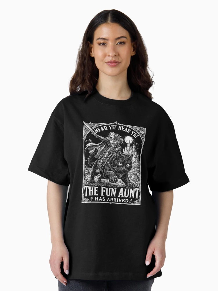 Aperçu 3 sur 7. T-shirt oversize avec l'œuvre Avis à tous ! Avis à tous ! La tante amusante est arrivée ! Guerrière Chat Noir créée et vendue par Abirtom.