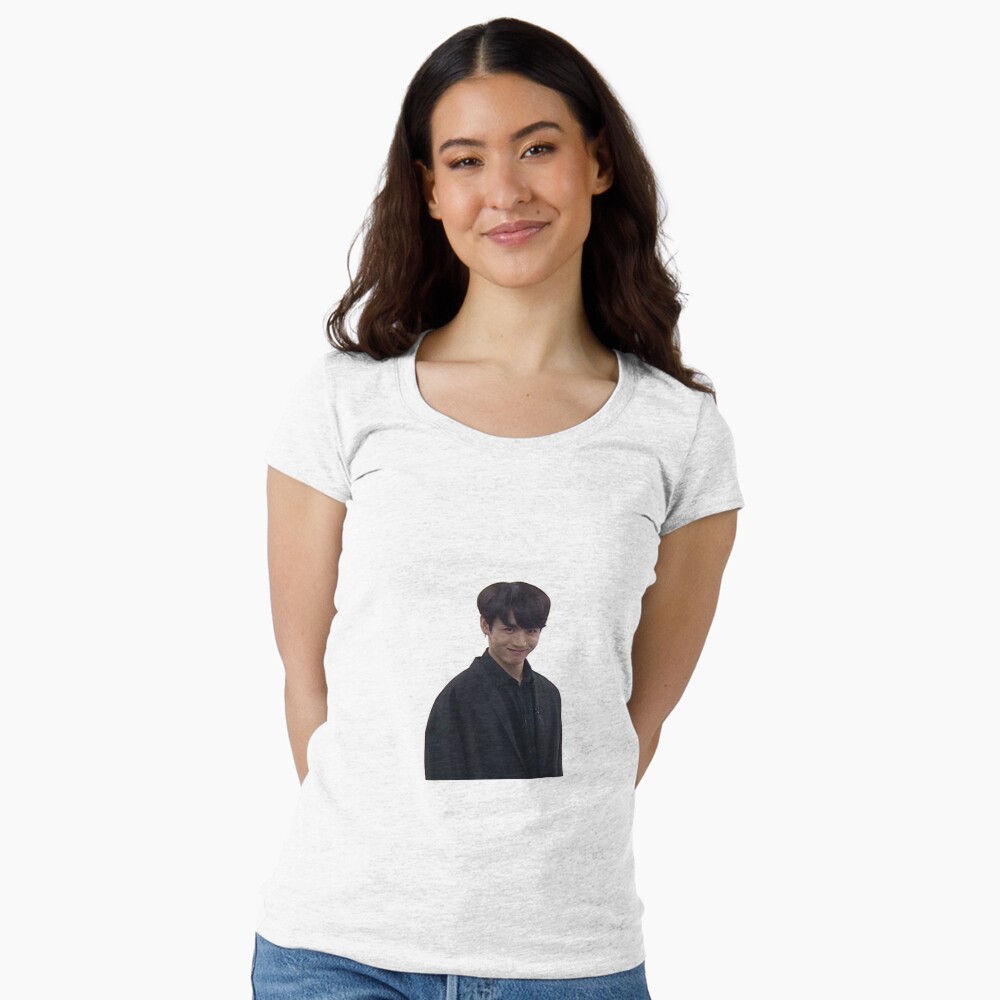 Vista previa del artículo con la obra «Camiseta entallada de cuello ancho», diseñado y vendido por hollywood jurina.