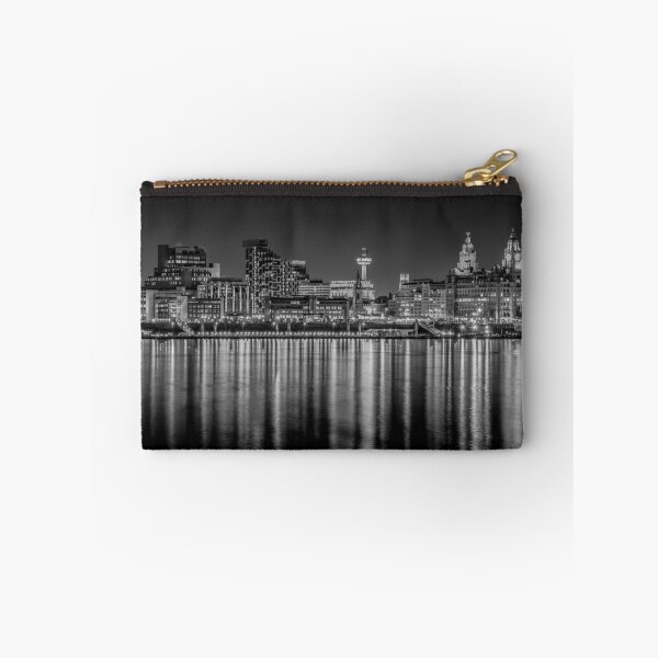Artikelvorschau, Liverpool Skyline in der Nacht schwarz und weiß entworfen und verkauft von Paul Madden.
