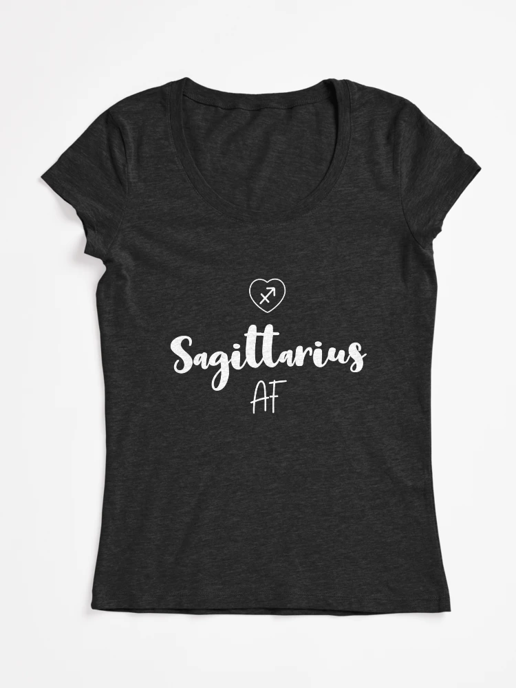 Aperçu 1 sur 4. T-shirt échancré avec l'œuvre T-shirt anniversaire d'anniversaire d'astrologie drôle Sagittaire AF: | Joyeux anniversaire | Cadeau pour les femmes | Horoscope | créée et vendue par larspat.