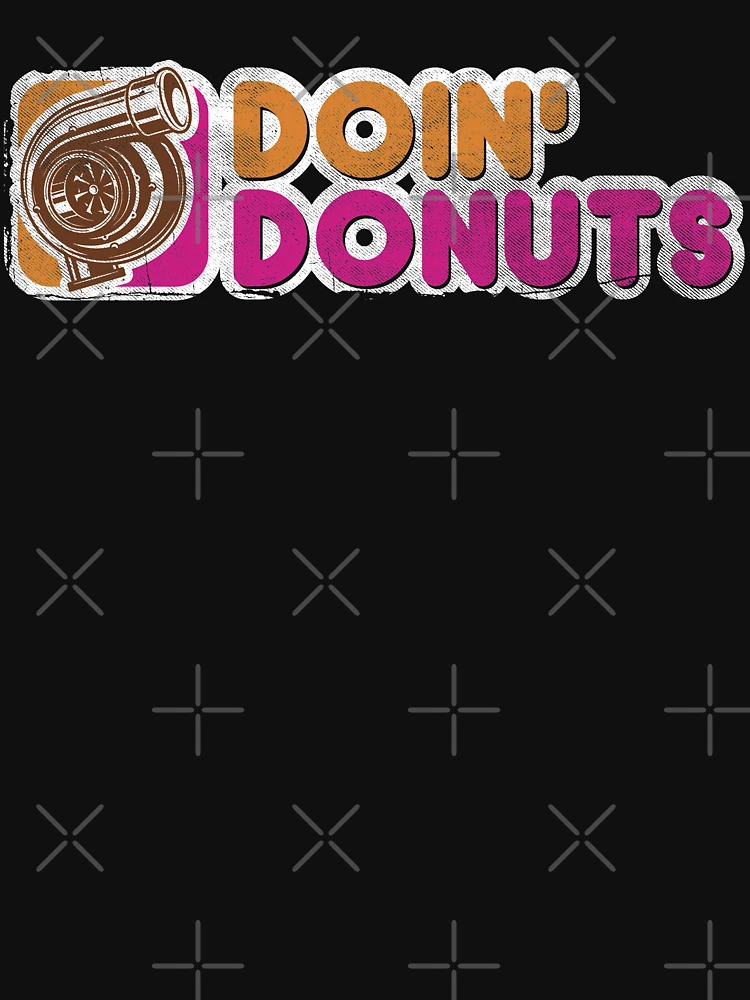 Aperçu 7 sur 7. T-shirt essentiel avec l'œuvre T-shirt drôle de course de drift Doin' Donuts créée et vendue par Daily Grind 19.