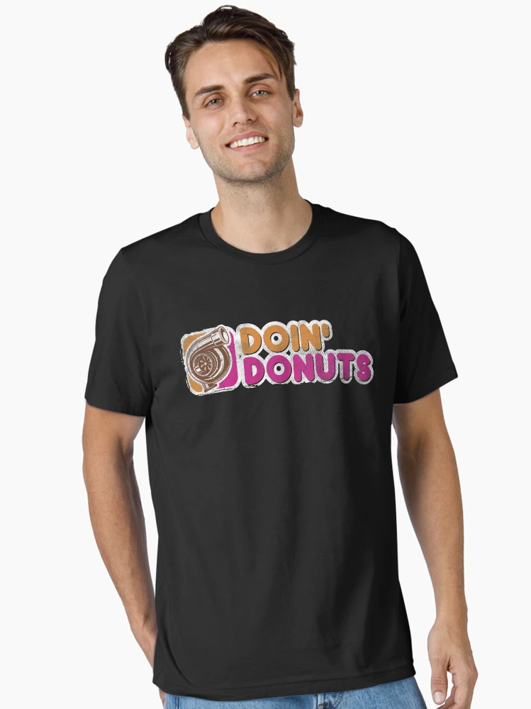 Aperçu 2 sur 7. T-shirt essentiel avec l'œuvre T-shirt drôle de course de drift Doin' Donuts créée et vendue par Daily Grind 19.
