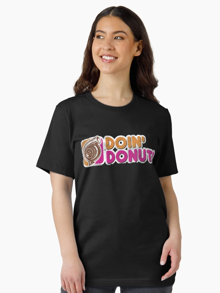 Aperçu 3 sur 7. T-shirt essentiel avec l'œuvre T-shirt drôle de course de drift Doin' Donuts créée et vendue par Daily Grind 19.