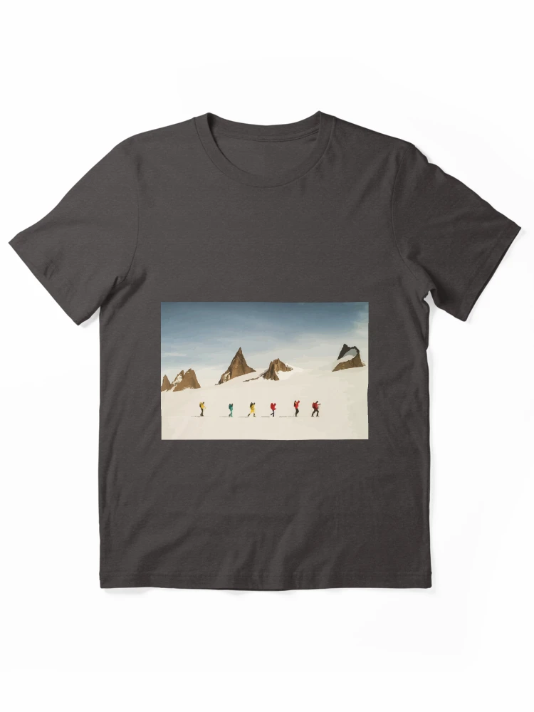 Imagen 1 de 7, Camiseta esencial con la obra Expedición a la Antártida de North Face Vector, diseñada y vendida por JCampbellDesign.