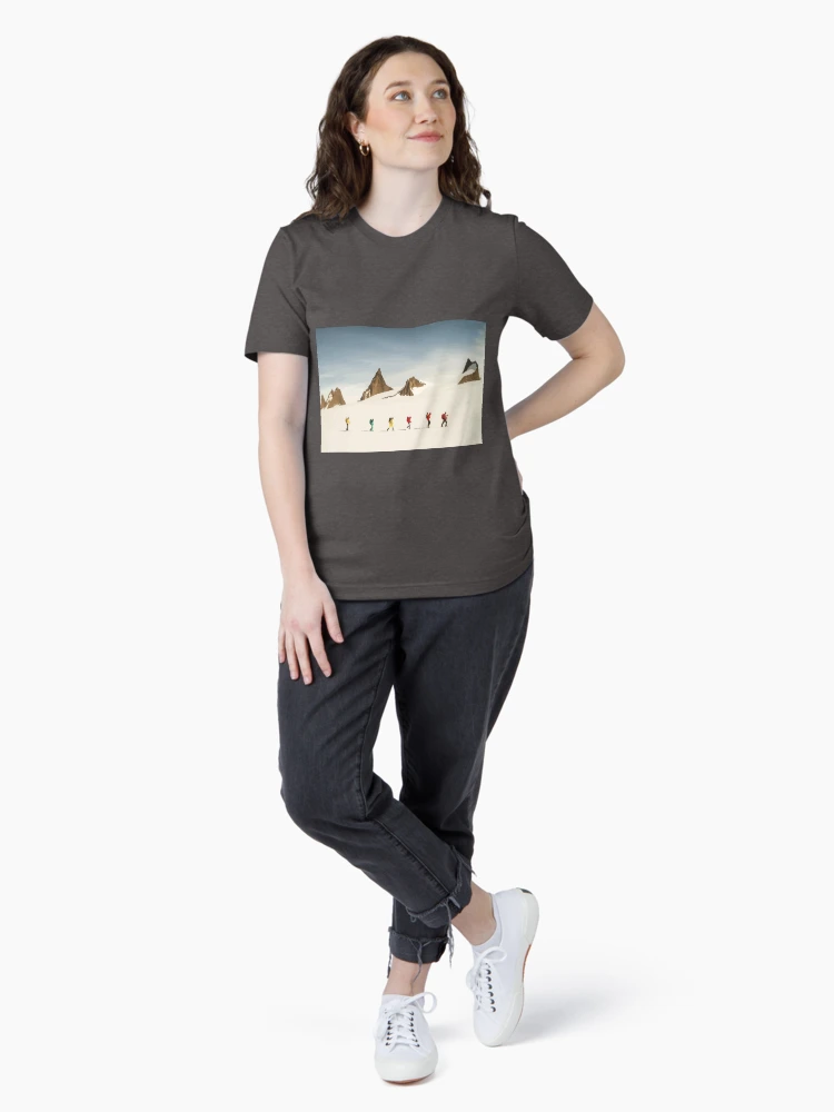 Imagen 4 de 7, Camiseta esencial con la obra Expedición a la Antártida de North Face Vector, diseñada y vendida por JCampbellDesign.