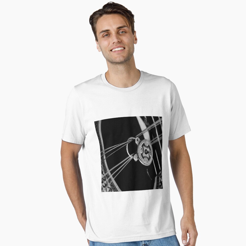 Vista previa del artículo con la obra «Camiseta esencial», diseñado y vendido por Darío Fabián González Sheridan.