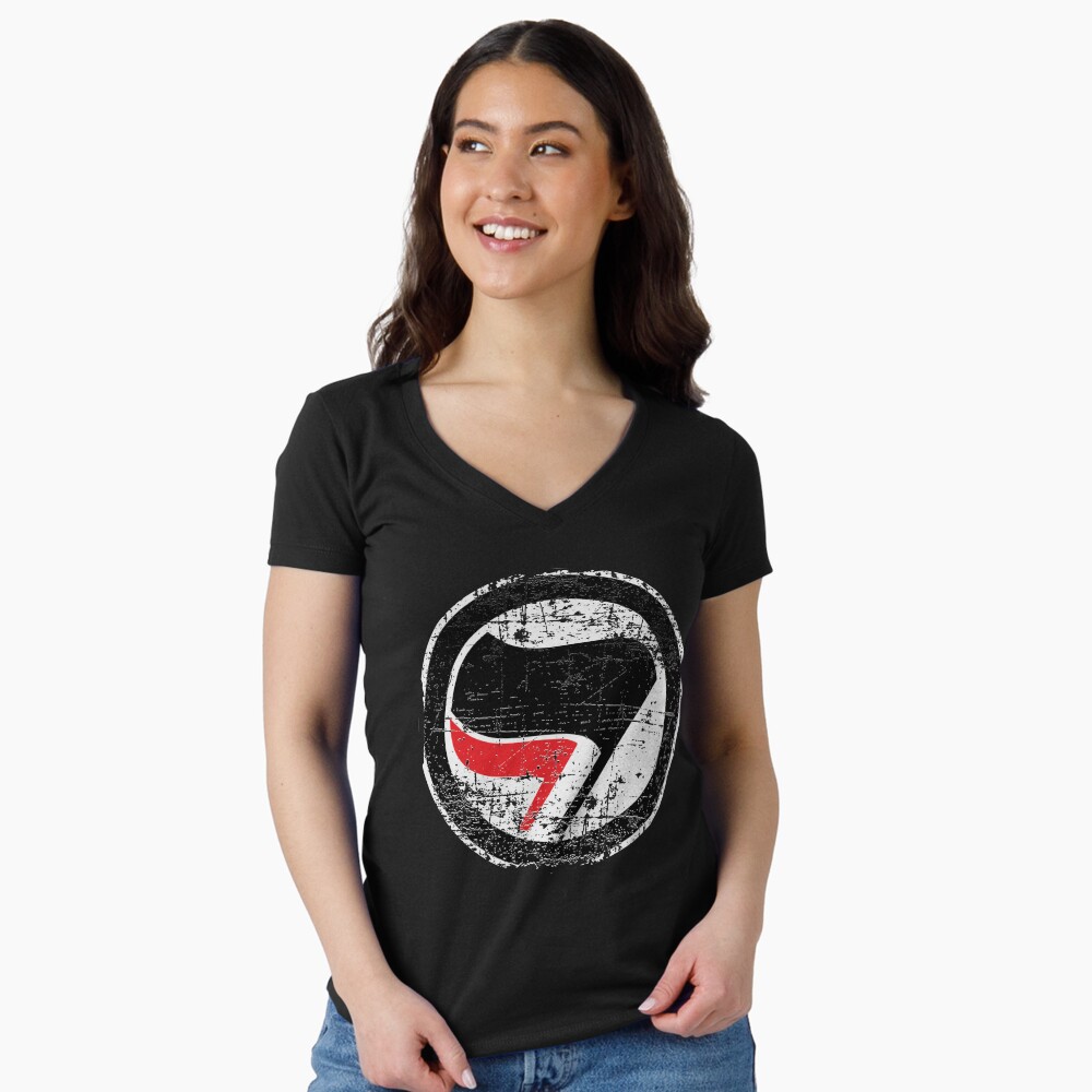 Aperçu de l'œuvre T-shirt moulant col V créée et vendue par LeftFist.