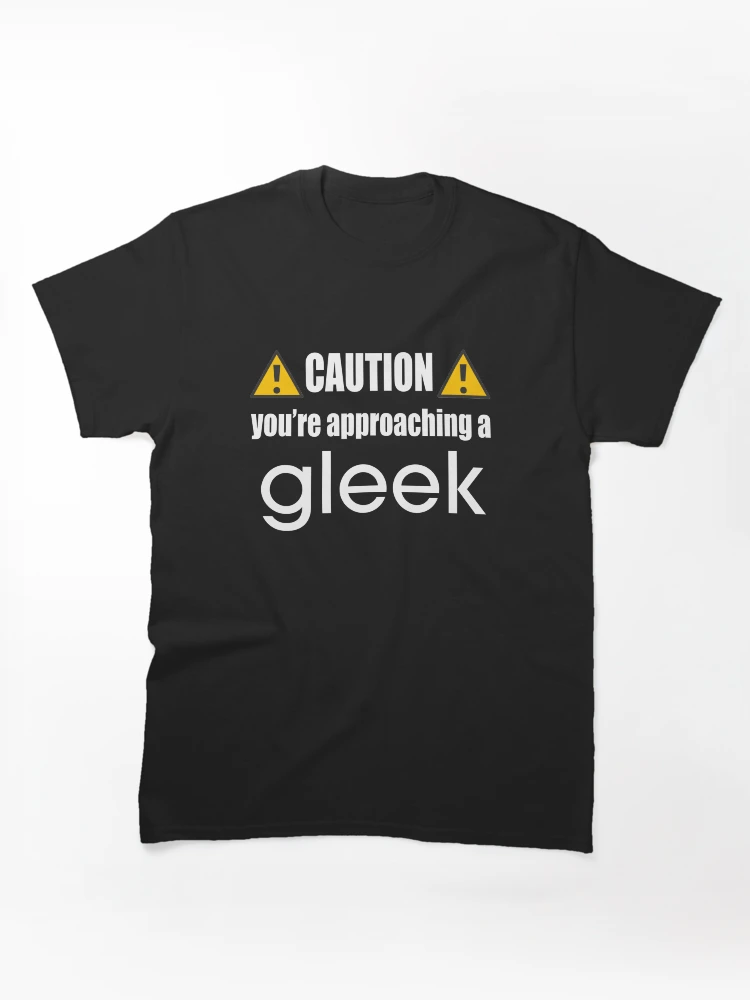 Aperçu 1 sur 7. T-shirt classique avec l'œuvre Attention vous vous approchez d'un Gleek (Noir) créée et vendue par AlexVR.