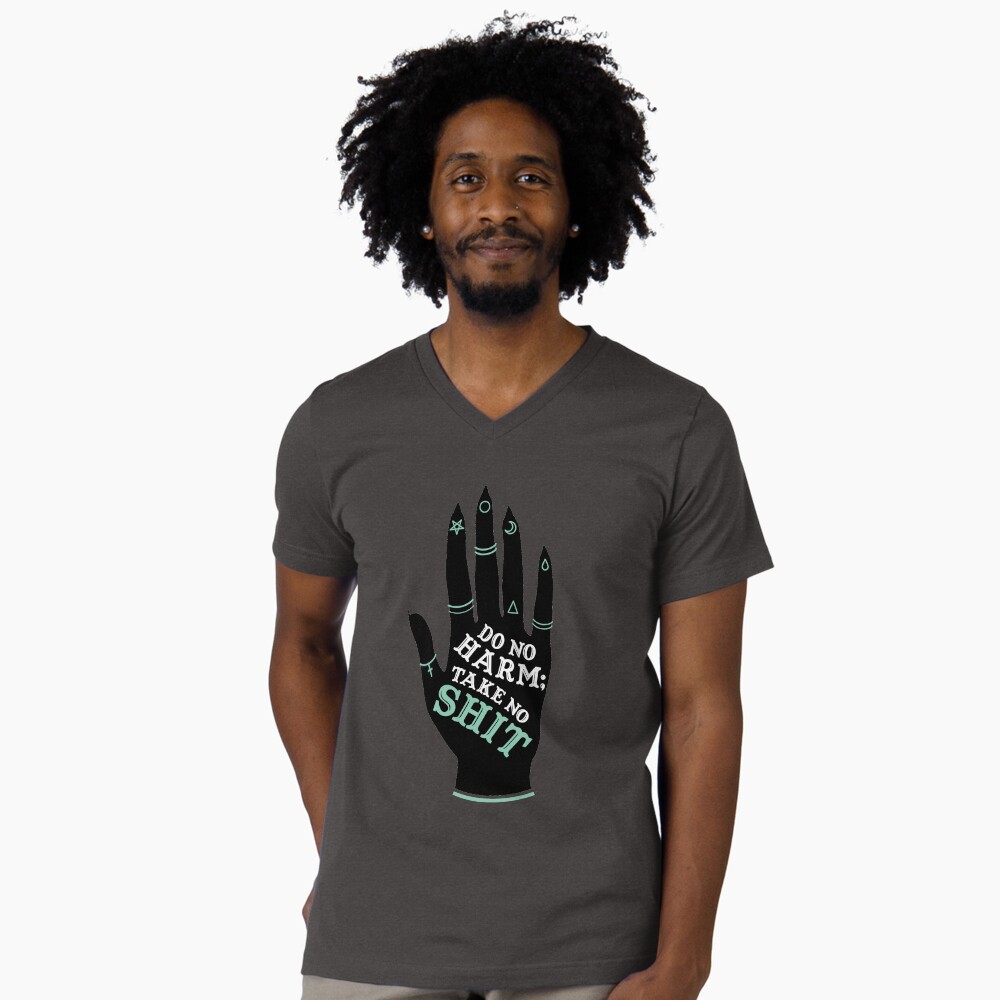 Aperçu de l'œuvre T-shirt col V créée et vendue par Karri Denise.