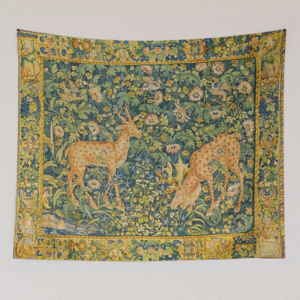 Aperçu de l'œuvre PAIRE DE DAIMS, FLEURS FANTAISIES GOTHIQUES, Tapisserie florale verte et jaune créée et vendue par BulganLumini.