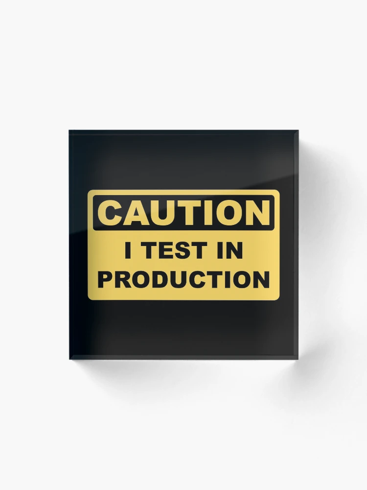 Imagen 1 de 5, Bloque acrílico con la obra Pruebo en producción: diseño divertido de letreros de precaución para desarrolladores, diseñada y vendida por geeksta.