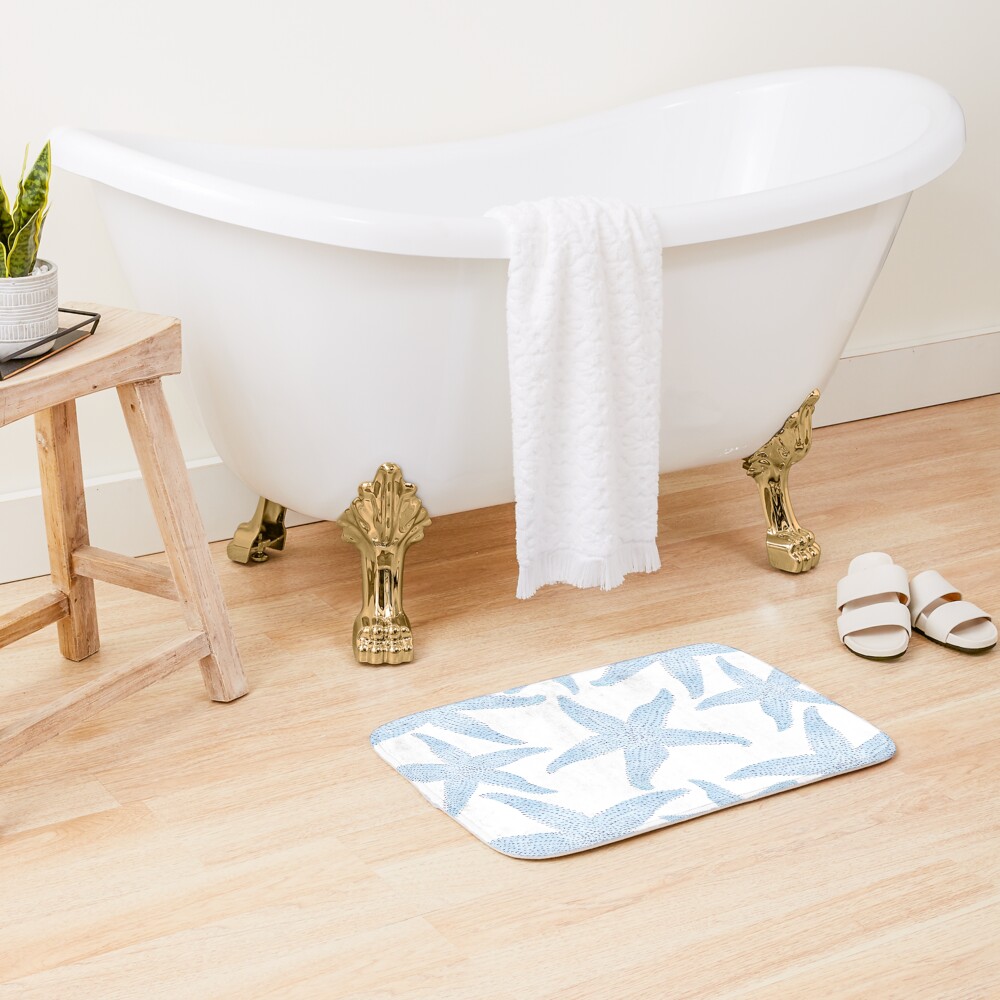 Vista previa del artículo con la obra «Alfombra de baño», diseñado y vendido por Betsy Schrock Studio on Redbubble.
