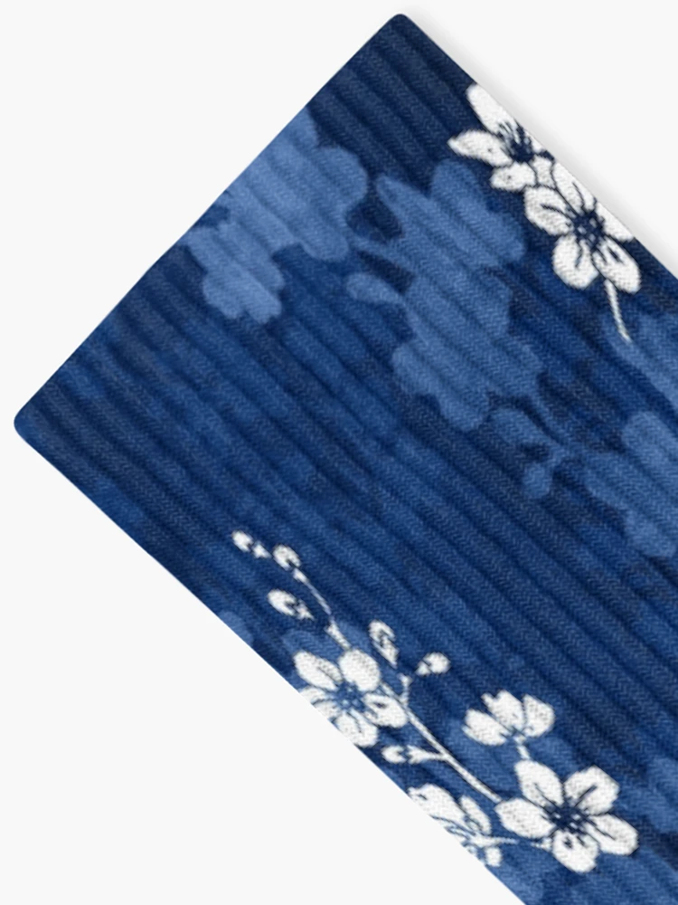 Imagen 2 de 5, Calcetines con la obra Sakura florece en azul profundo, diseñada y vendida por adenaJ.